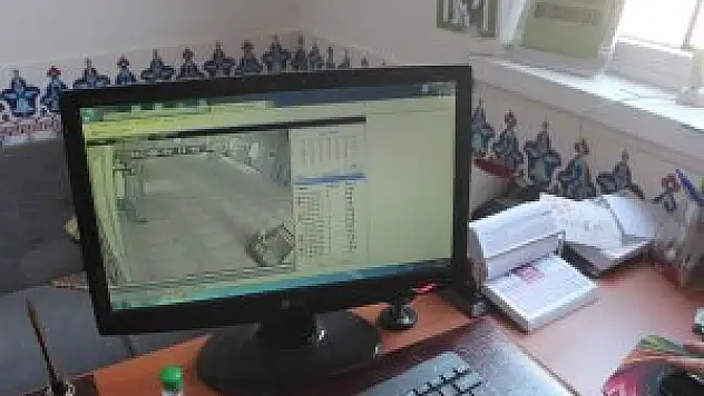 Camiden hırsızlık güvenlik kamerasına yansıdı