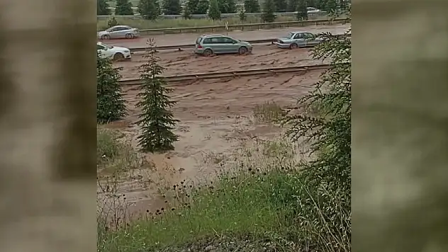Ankara-Eskişehir kara yolu, sağanak nedeniyle trafiğe kapatıldı