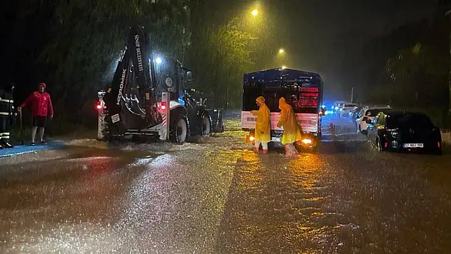 Sinop'ta sağanak su baskınlarına neden oldu