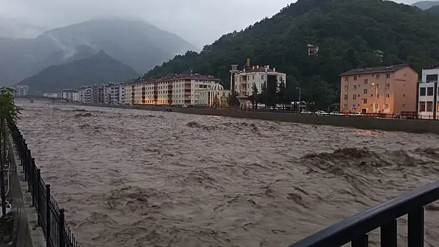 Kastamonu'da dere suları yükseldi, iş yeri ve evleri su bastı