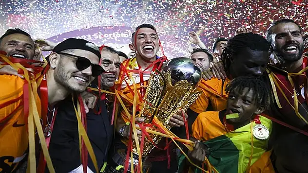 Şampiyon Galatasaray kupasını kaldırdı