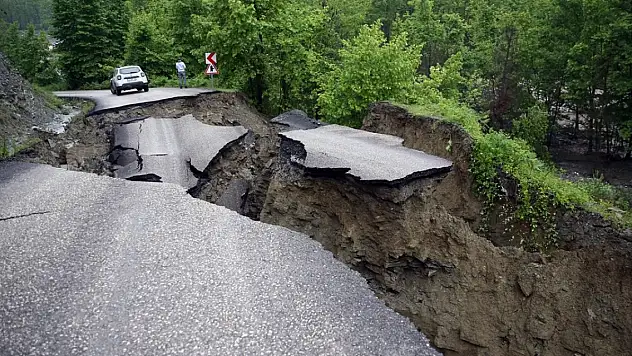 Kastamonu'da 5 köyü ilçeye bağlayan grup yolu çöktü