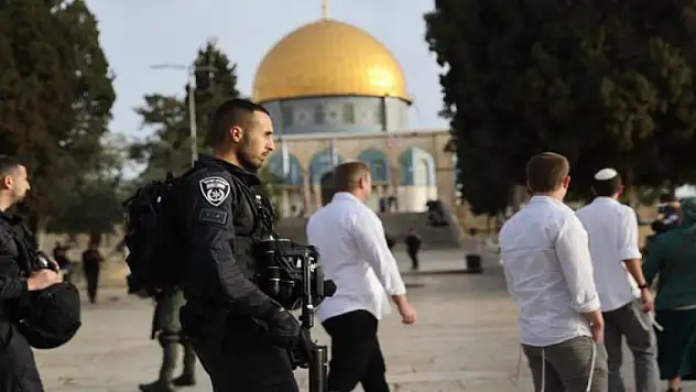 Onlarca fanatik Yahudiden Mescid-i Aksa'ya baskın
