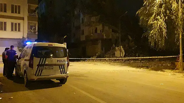 Depremlerde hasar görüp yıkımına başlanan 7 katlı bina çöktü