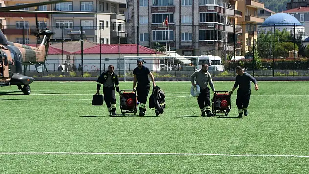 Sağanak sonrası elektriği kesilen köylere askeri helikopterle jeneratör ulaştırıldı