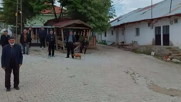 Köyü karıştıran oy Dedektif gibi çalışıp o oyu vereni bulmaya çalışıyorlar