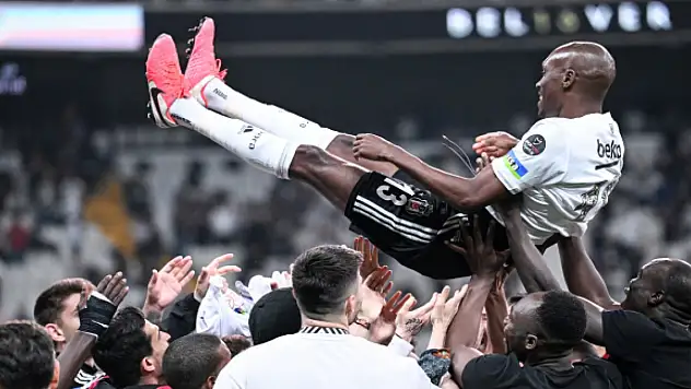 Atiba Hutchinson sahalara veda etti