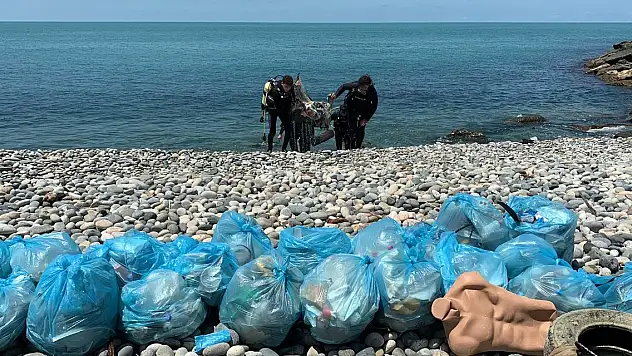 Denizden 150 kilo çöp çıkardılar