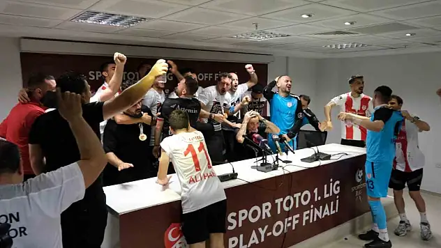 Süper Lig'e yükselen Pendikspor'da sulu kutlama