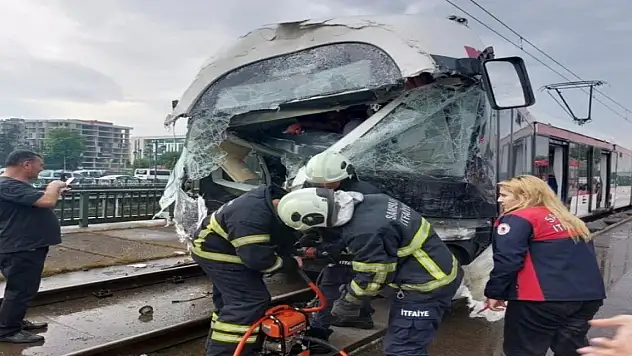 Tramvaylar çarpıştı! 14 yaralı