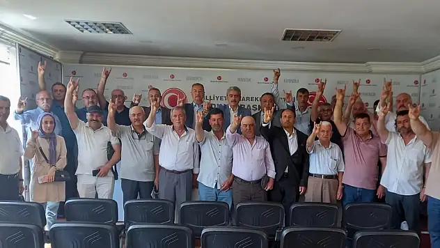 MHP'ye katılanlara rozetleri törenle takıldı