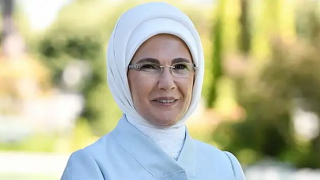 Emine Erdoğan, Avrupa şampiyonu Mete Gazoz'u kutladı