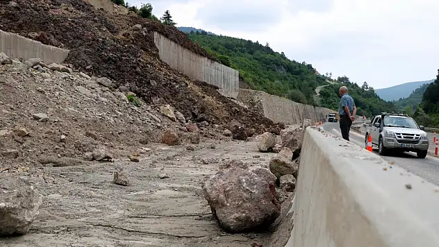 Dağdan kopan dev kayalar yola indi, Ankara istikameti trafiğe kapandı