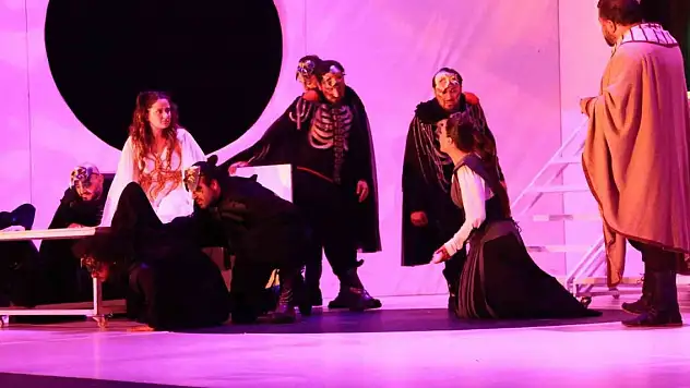 Konya Şehir Tiyatrosu 'Barsisa' oyununu bu kez Denizli'de sahnelendi