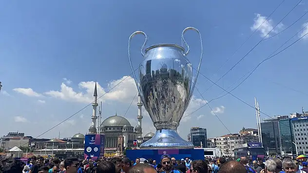 Final öncesi Taksim Meydanı'nda coşku