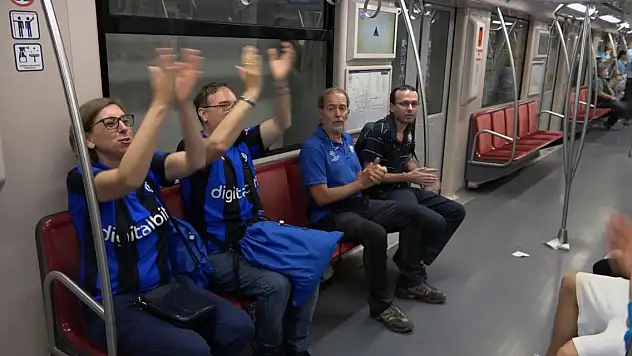 Manchester City ve Inter taraftarları, metroda tezahüratlarla stada geliyor