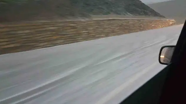 Dolu yağışı yolu beyaza büründürdü