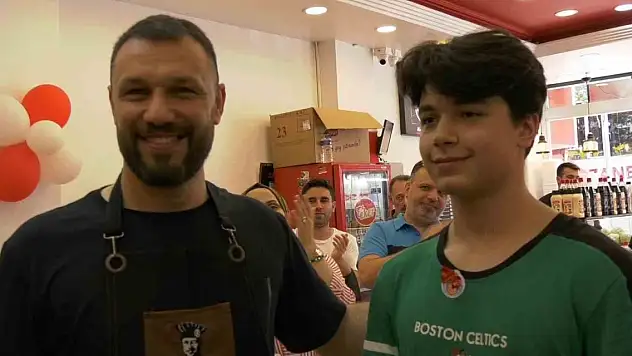 En acı çiğköfteyi yedi, gram altını kazandı