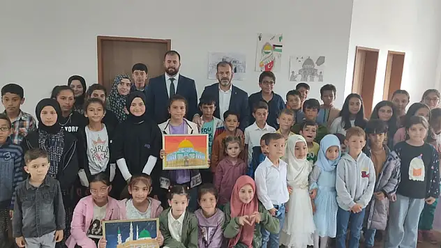 Minik öğrencilerden Kudüs sergisi ve depremzedeler için kermes