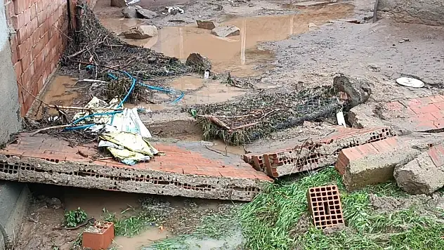 Kırıkkale'de sel sularıyla yıkılan ahırdaki 21 küçükbaş öldü