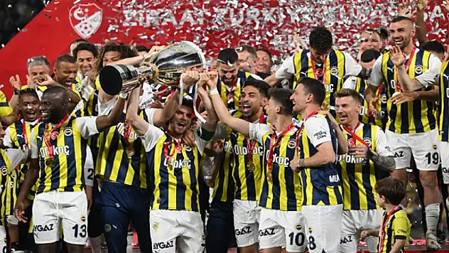 Fenerbahçe 5 yıldızlı formayla kupayı kaldırdı