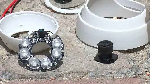 Şiddet gören kadın evinin önüne barikat kurdu