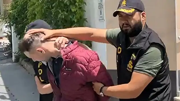 Duraktaki otobüsü çaldı