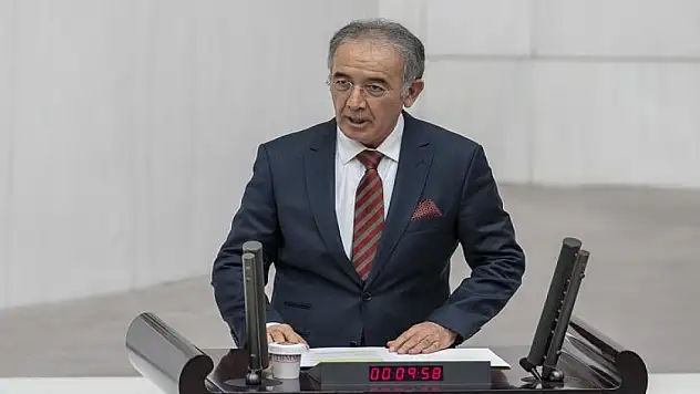 İyi Parti'de şok! Kurucu isim istifa etti