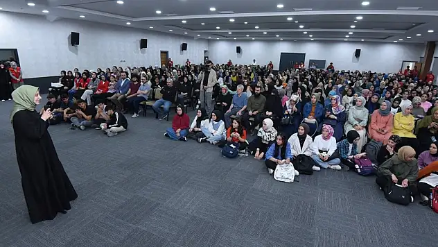 'Filistin Hakkında Konuşmalıyız' tiyatro gösterisi Karatay'da sahnelendi