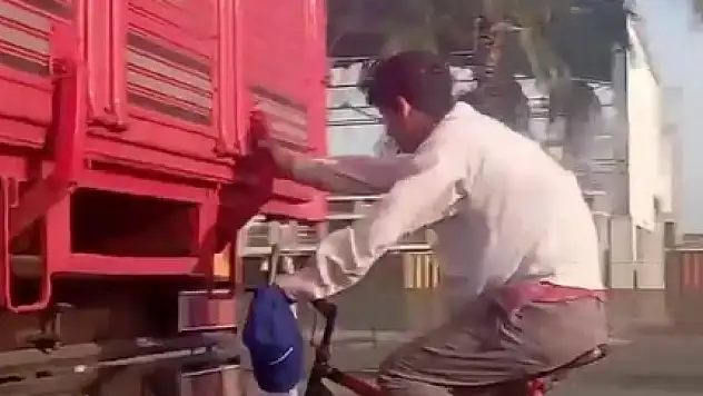 Kamyon kasasına tutunup yolculuk yaptı