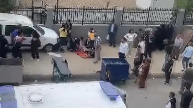 Hafif ticari araç kaldırımda yürüyenlerin arasına daldı: 4 yaralı