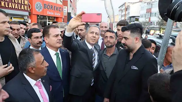 İçişleri Bakanı Yerlikay'a Hakkari'de sevgi seli