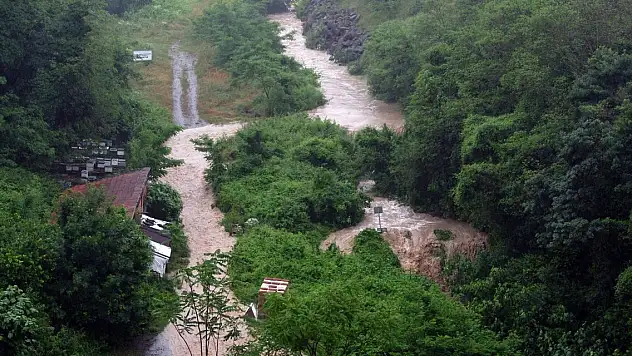 Samsun'da sağanak yollar göle döndü, su baskınları yaşandı