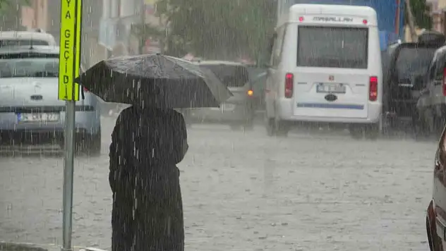 Ardahan'da sağanak ve dolu: Yollar göle döndü, araçlar zarar gördü