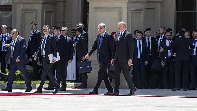 Cumhurbaşkanı Erdoğan, Azerbaycan'da resmi törenle karşılandı