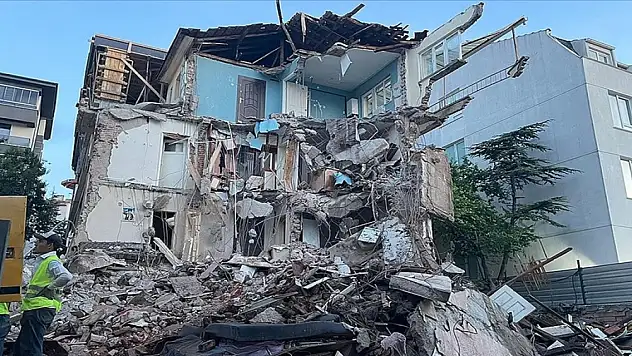 Eskişehir'de 3 katlı apartmanın büyük kısmı çöktü