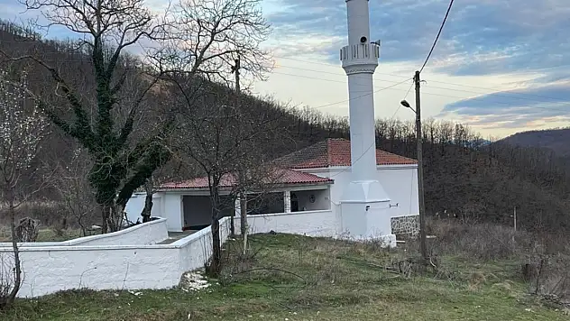 Batı Trakya'da bir kişi camiye girerek Kur'an-ı Kerimleri yırttı