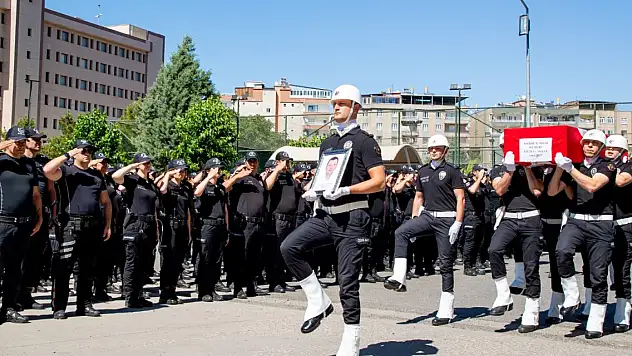Polis memuru halı sahada kalp krizinden öldü memleketine tayini çıkmıştı, cenazesi uğurlandı