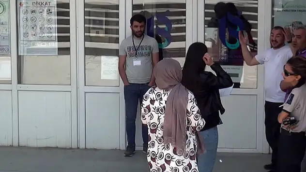 Otomobile park yeri arayan 2 arkadaş, YKS'ye geç kaldı