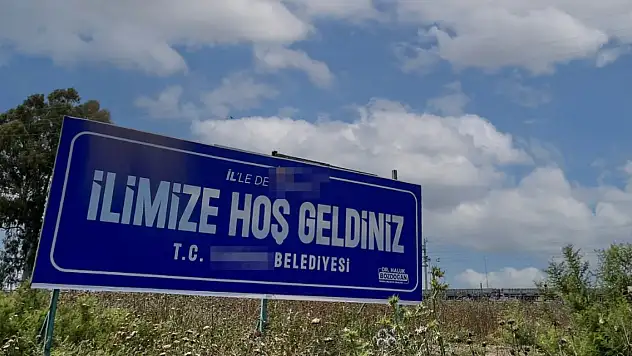 O ilçenin girişine dikkat çeken tabela: İlimize hoş geldiniz