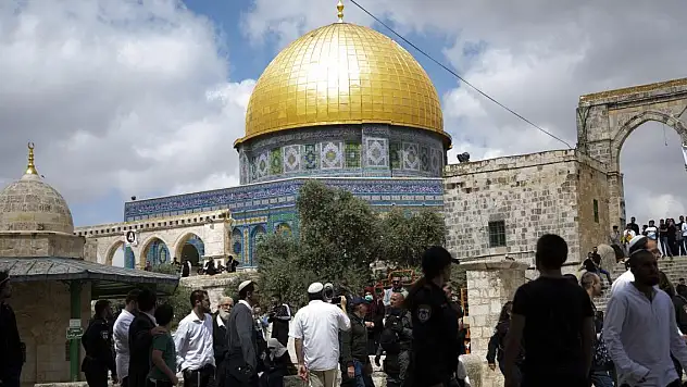 Onlarca fanatik Yahudi, Mescid-i Aksa'ya baskın düzenledi