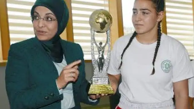 Başkan Toru şampiyonları ödüllendirdi