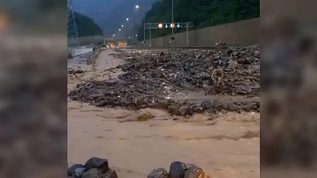 Trabzon-Gümüşhane karayolu heyelan nedeniyle ulaşıma kapandı