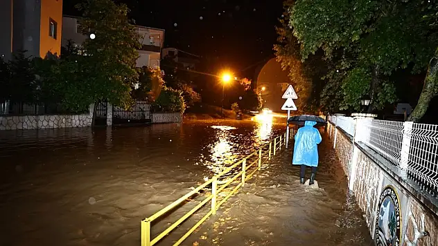 2 gündür devam eden sağanak Düzce'de taşkınlara neden oldu