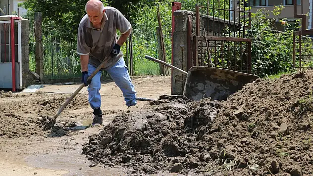 Su baskını yaşanan mahallede vatandaşlar temizliğe başladı