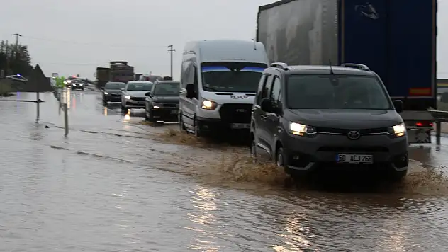 Nevşehir'de sağanak Niğde ve Aksaray'a ulaşım kontrollü sağlanıyor