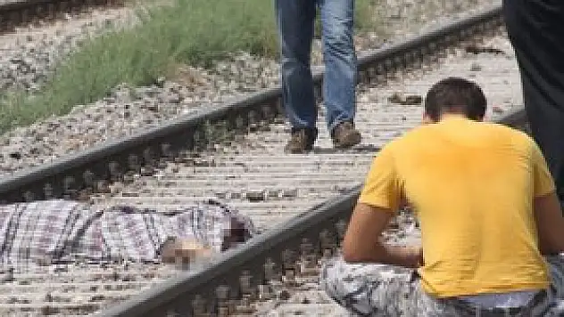 İntihar eden annesinin başında ayrılamadı