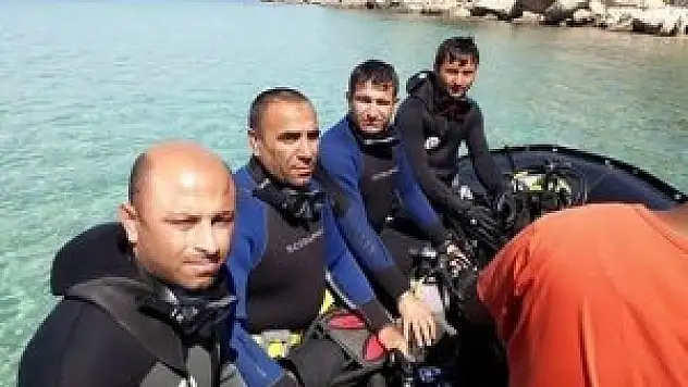 Balık adamlara gölde su altı dalış eğitimi