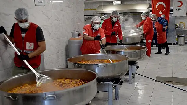 Türk Kızılay deprem bölgesinde yemek dağıtımını sürdürüyor