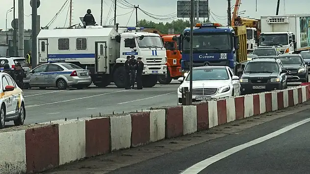 Wagner askerlerinin ilerleyişine karşı Lipetsk'te hendekler kazıldı